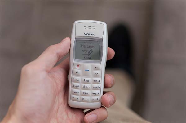 Nokia 1100 sở hữu ngoại hình nhỏ gọn, trọng lượng nhẹ