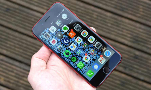 iPhone SE (2020) cũng rất ân tượng với thiết kế nhỏn gọn, cấu hình mạnh mẽ như iPhone 12
