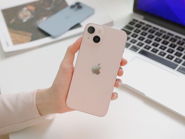 Tổng thể thiết kế iPhone 13 phiên bản màu hồng 