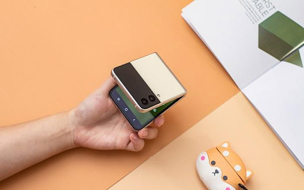 Galaxy Z Flip3 5G được ví như một “hộp phấn công nghệ”